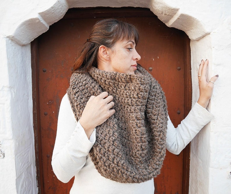 Crochet capelet pattern, chunky crochet cowl, easy crochet gift, beginner crochet pattern, warm crochet wrap image 3