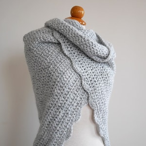 Crochet shawl pattern, beginner triangle shawl, easy crochet shawl pattern with bulky yarn