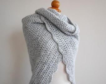 Crochet shawl pattern, beginner triangle shawl, easy crochet shawl pattern with bulky yarn