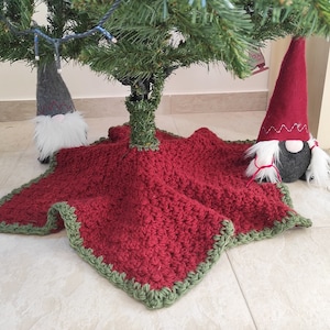 Crochet Christmas tree skirt pattern, easy crochet pattern, Christmas crochet ideas, holiday home decor