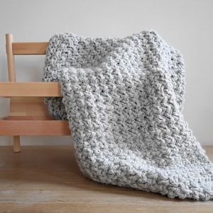 Easy chunky knit blanket pattern, small knit throw, knitting pattern blanket, moss blanket for outdoor photoshoot