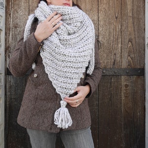 Chunky crochet shawl pattern, oversized crochet shawl, crochet triangle shawl pattern, winter crochet project ideas image 2