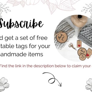 Puede incluir: Suscr&iacute;bete y obt&eacute;n un conjunto gratuito de etiquetas imprimibles para tus art&iacute;culos hechos a mano. Encuentra el enlace en la descripci&oacute;n a continuaci&oacute;n para reclamar tu regalo. La imagen muestra un conjunto de etiquetas de papel marr&oacute;n con el texto "&iexcl;Gracias!" impreso en ellas, una bola de hilo, un par de tijeras y dos gorros tejidos a crochet.