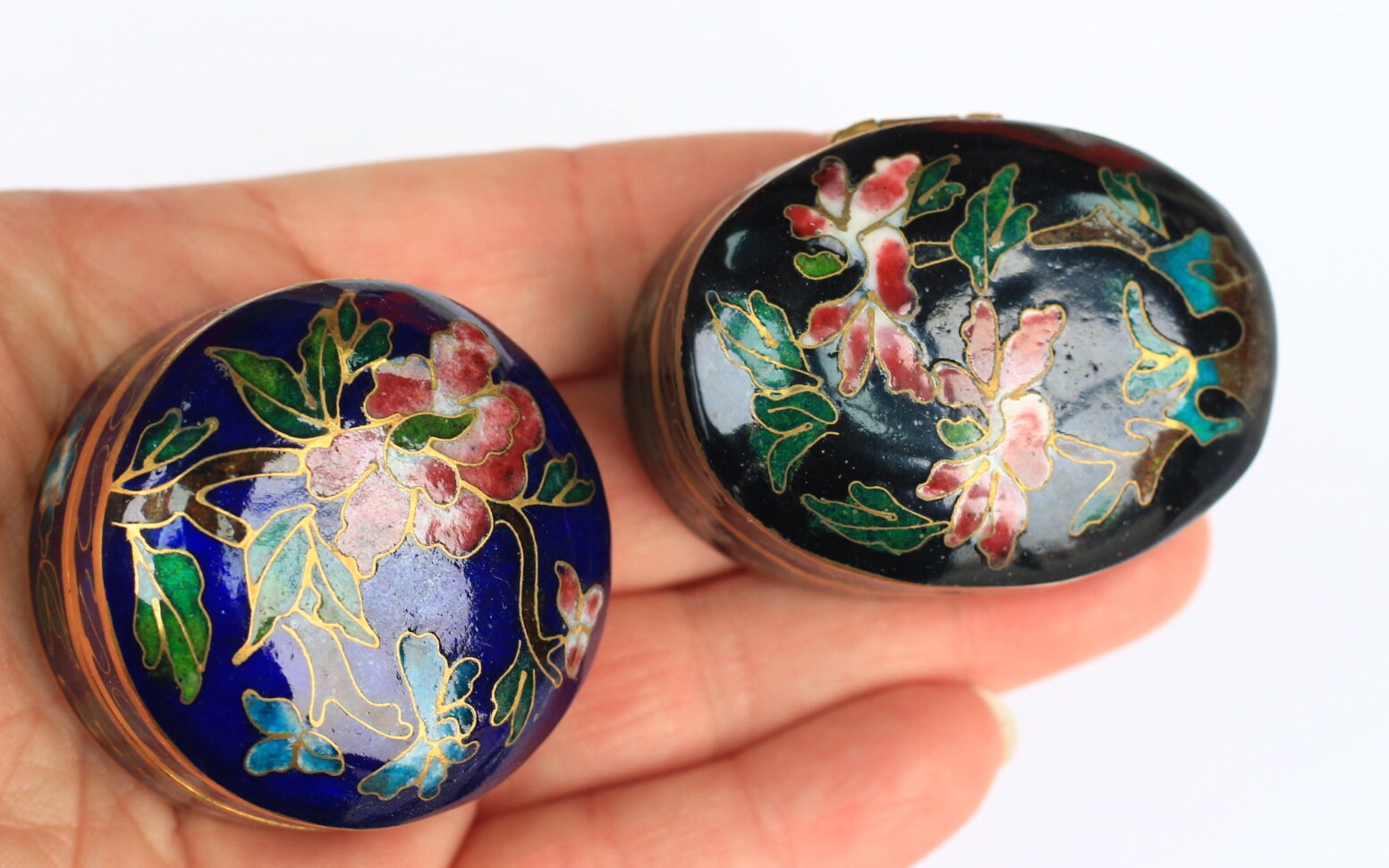 Pendentif Ancien Émail Cloisonné – Petite Boîte à Pilules Ou Breloque