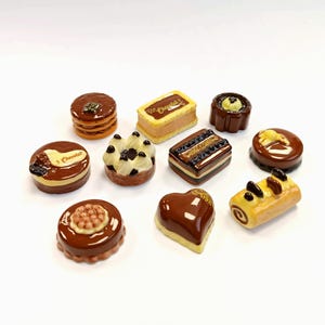 Gâteaux Chocolat- Pâtisserie Française- Lot 10 Fèves- Peint à main- Version brillante/laqué- Miniature- Collection/Fabophilie- Maison poupée