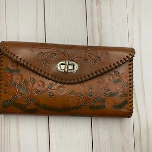 Cartera de mano vintage de cuero repujado con tres pliegues y puntada en relieve grande