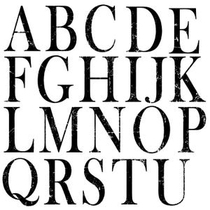 Pode incluir: Imagem em preto e branco do alfabeto em uma fonte vintage e desgastada. As letras são maiúsculas e têm um aspecto áspero e texturizado.