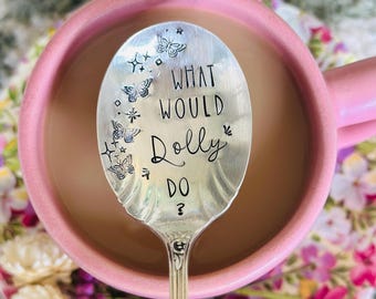 ¿Qué haría Dolly? Cuchara vintage / Cuchara inspirada en Dolly Parton / Recuerdo estampado a mano / Regalo para fans de Dolly / Diseño Sweet Thyme