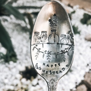 Happy Homestead Stamped Spoon - Gestempeld Zilveren Lepel - Keukengerei - Koffiekar - Koffiestation - Homestead - Kous Stuffer - Pantry