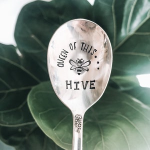 Queen Of This Hive - Bee Spoon - Stamped Silver Spoon - Coffee Cart - Coffee Station - Homestead - Kous Stuffer - Cadeau voor hem