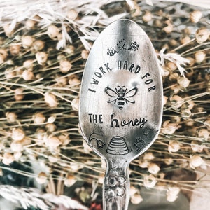 Ik werk hard voor de Honing - Bee Spoon - Gestempeld Zilveren Lepel - Koffiekar - Koffiestation - Homestead - Kous Stuffer - Cadeau voor hem