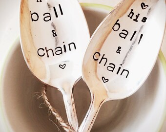 Mr e Mrs, sua e il suo caffè, regalo di nozze, regalo nuziale timbrato argento, cucchiaini, regalo marito, sposa sposo, palla e catena regalo