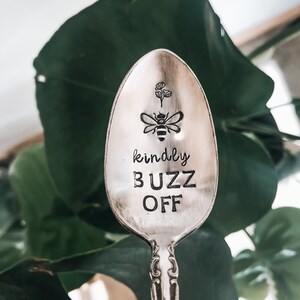 Kindly Buzz Off - Bee Spoon - Gestempeld Zilveren Lepel - Koffiekar - Koffiestation - Homestead - Kous Stuffer - Cadeau voor hem