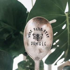 Work Hard Stay Bumble - Bee Spoon - Gestempeld Zilveren Lepel - Koffiekar - Koffiestation - Homestead - Kous Stuffer - Cadeau voor hem