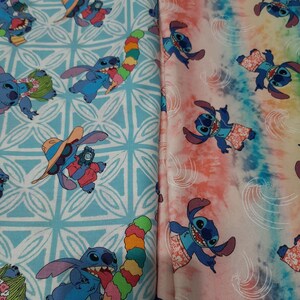Puede incluir: Dos paneles de tela con el personaje Stitch de Lilo & Stitch. Uno tiene un fondo azul claro con un patr&oacute;n geom&eacute;trico blanco e ilustraciones de Stitch. El otro tiene un efecto tie-dye con ilustraciones de Stitch.