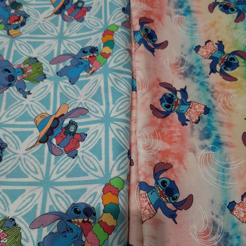 Puede incluir: Dos paneles de tela con el personaje Stitch de Lilo & Stitch. Uno tiene un fondo azul claro con un patr&oacute;n geom&eacute;trico blanco e ilustraciones de Stitch. El otro tiene un efecto tie-dye con ilustraciones de Stitch.