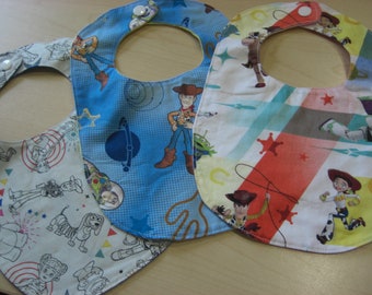 Baberos para bebé confeccionados con tela autorizada de Toy Story