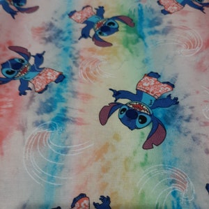 Puede incluir: Tela con un patr&oacute;n repetido del alien&iacute;gena azul Stitch de Lilo & Stitch. Stitch lleva un ba&ntilde;ador rojo y blanco con estampado floral. El fondo tiene un efecto tie-dye con colores rosa, azul, verde y amarillo, con dise&ntilde;os de olas blancas.