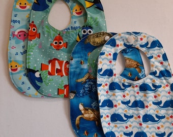 Babero de algodón con licencia para bebé: Tortuga marina, ballena, Nemo