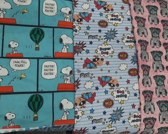 Set de regalo de 3 piezas para bebé, hecho con tela de Snoopy con licencia y perros superhéroes. Incluye mantita, babero y paño para eructar. Ideal para baby shower o revelación de género.