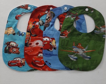 Baberos de coches de bebé hechos con tela con licencia de Disney Cars, un gran regalo para baby shower o revelación de género.
