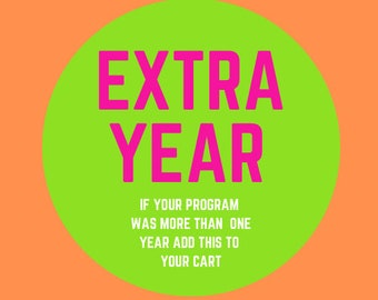 Könnte beinhalten: Ein orangefarbener Hintergrund mit einem grünen Kreis in der Mitte. Der Text "EXTRA YEAR" steht in großen, pinkfarbenen Buchstaben. Darunter steht in kleinerer Schrift: "IF YOUR PROGRAM WAS MORE THAN ONE YEAR ADD THIS TO YOUR CART."