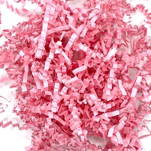 Può includere: Trucioli di carta rosa per confezionare e proteggere i regali. La carta è composta da strisce sottili e stropicciate, morbide e delicate.