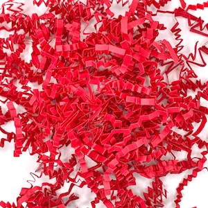 Op de afbeelding: Rood geribbeld papier, ook wel bekend als tissuepapier, is een populaire keuze voor het inpakken van cadeaus en verpakkingen. Het is gemaakt van gerecycled papier en is biologisch afbreekbaar.