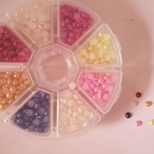 CraftbuddyUS 1600 pcs 5mm Flatback Half Pearl MIXED Round Strass Gemmes avec boîte, BRICOLAGE, Artisanat