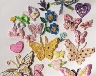 Puede incluir: Surtido de parches bordados de colores para planchar con motivos de mariposas, libélulas, corazones y flores. Estos parches son perfectos para añadir un toque de fantasía a la ropa, los bolsos u otros artículos de tela.