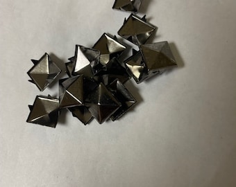 CraftbuddyUS 75pcs 9mm Gunmetal Square Pyramid Studs, DIY