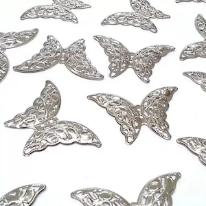 CraftbuddyUS BF5-15 pcs (42mmx30mm) enfeite de borboleta de metal filigrana prateada