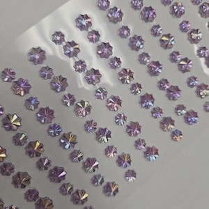 CraftbuddyUS 110 piezas de gemas de diamantes de imitación autoadhesivas con flores de color lila, 8 mm y 10 mm, bricolaje, manualidades