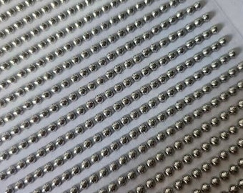 CraftbuddyUS 750 Stück 3 mm (30 Streifen) Silber selbstklebende runde Strasssteine, DIY.