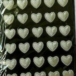 CraftbuddyUS 30st 14mm crème zelfklevende acryl getextureerde parel hart topper edelstenen
