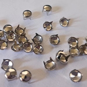 CraftbuddyUS 100個 6mm シルバー ポイントラウンドフラットドームプロングスタッド DIY