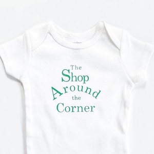 Il NEGOZIO INTORNO all'ANGOLO Tutina per neonato - Hai ricevuto posta dal film Regalo per il baby shower - Stampa Nora Ephron con biglietto - Design della maglietta Rom Com