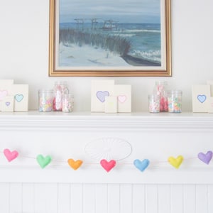 GUIRNALDA DE CORAZONES PEQUEÑOS - Corazones de conversación de fieltro pequeño - Guirnalda de día de San Valentín de fieltro - Empavesado de vivero pastel - Banderas de boda de corazones rosas