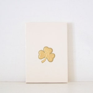 KLEEBLATT - Elfenbein Kleeblatt Gemälde - Gold Kleeblatt Dekoration - Weiß Kleeblatt Wandbehang - Irisches Housewarminggeschenk - Irisches Hochzeitsgeschenk