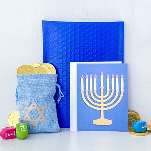 Pacchetto di assistenza HANUKKAH GELT e DREIDEL - Borsa per dolcetti per bambini - Regali per la prima notte - Gelt al cioccolato - Set regalo con Dreidel in legno e Menorah di carta