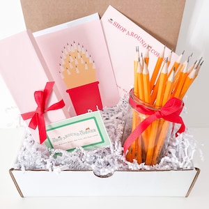 BOUQUET de crayons nouvellement aiguisés - Vous avez des cadeaux par la poste - Rom Com Care Package - Achetez des cartes au coin de la rue