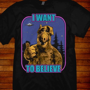 T-shirt parodia di Alf "I Want To Believe" anni '80. Taglie S M L XL 2XL 3XL 4XL 5XL anche in versione femminile S-2XL