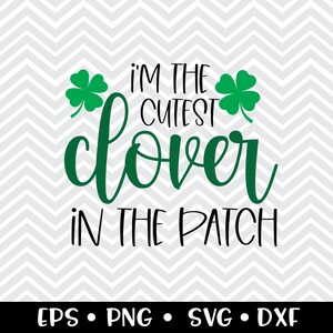 Puede incluir: Gráfico temático del Día de San Patricio con el texto "I'M THE CUTEST clover IN THE PATCH" en verde y negro. Dos tréboles verdes flanquean el texto sobre un fondo de chevron gris y blanco. Opciones de tipo de archivo en la parte inferior.