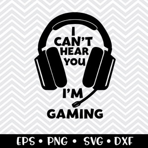 Puede incluir: Diseño gráfico en blanco y negro con un par de auriculares con micrófono. El texto dice "No te oigo, estoy jugando".