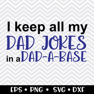 Op de afbeelding: Een digitaal ontwerp met de tekst "I keep all my DAD JOKES in a DAD-A-BASE" in zwart en blauw. Het ontwerp staat op een grijs en wit chevron patroon. De onderkant van het ontwerp bevat de bestandstypen EPS, PNG, SVG en DXF.