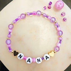 Pulseira de contas NANA, rosas, roxas e corações dourados