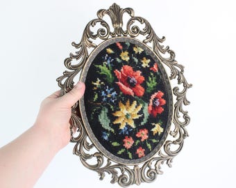Tapiz vintage enmarcado, arte mural floral en tapiz, marco de latón ornamentado con detalles de volutas, marco ovalado de metal, decoración rococó estilo Hollywood Regency.
