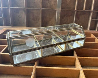 Caja de baratijas de cristal vintage, joyero de latón y cristal, caja de almacenamiento de cristal con grabado floral, organizador con compartimentos divididos, caja para anillos con tapa abatible.