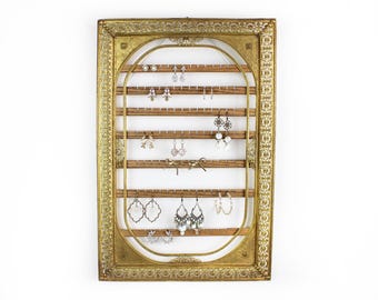 Organizador de joyas vintage con marco, soporte para pendientes de pared, marco de filigrana dorada, expositor de pendientes ornamentado, organizador de pared metálico único.