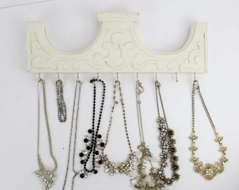 Soporte para collares blanco, salvamento arquitectónico, organizador para colgar en la pared, almacenamiento de joyas vintage, exhibición de collares de madera, ganchos organizadores